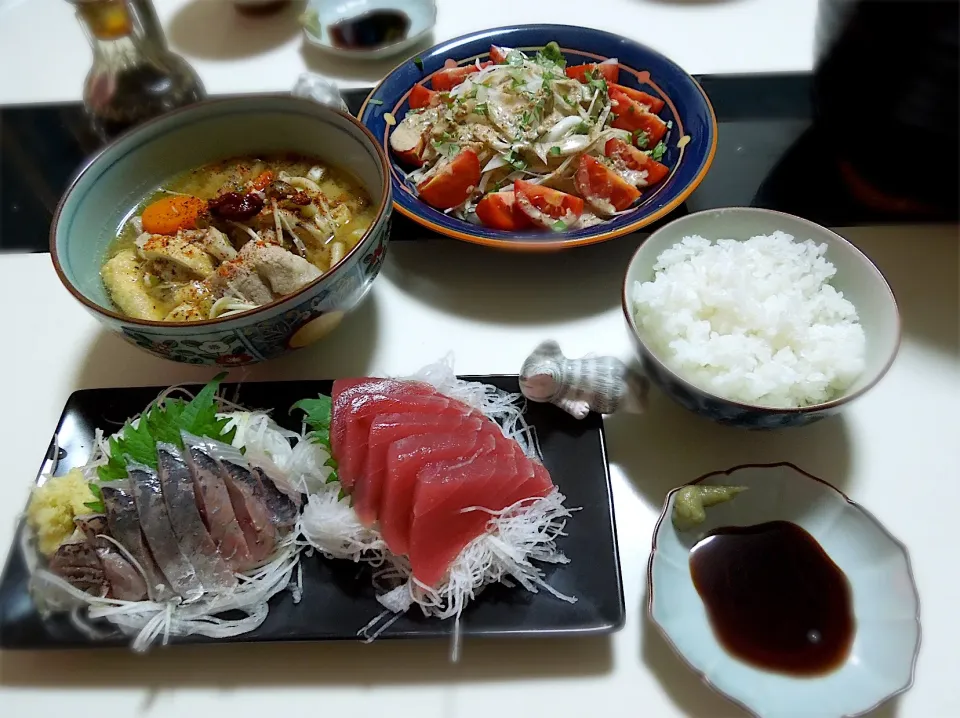 Snapdishの料理写真:豚汁 、 鯵と鮪 、 オニオンサラダ で晩御飯
ご飯は、精米したての土鍋でおこげ付き！^_^|Takeshi  Nagakiさん