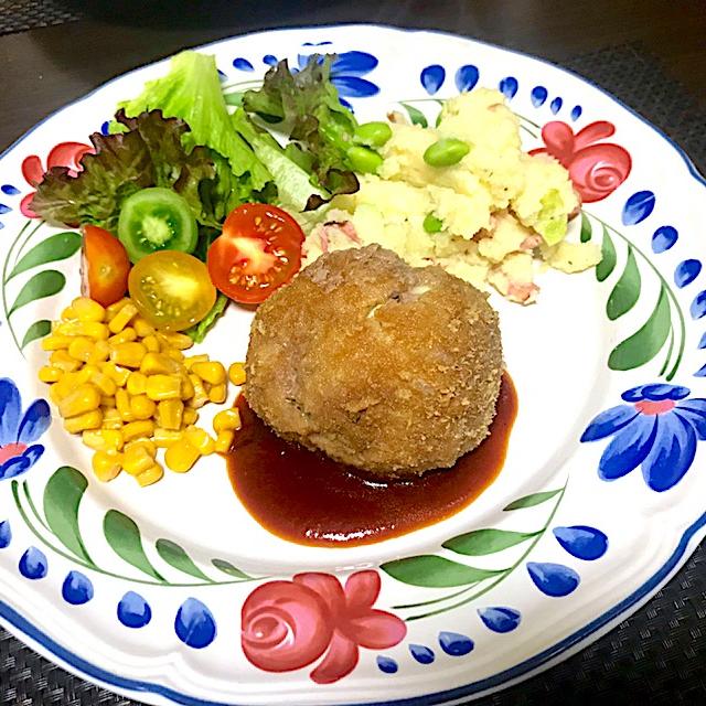ハンバーグの残りでオーブンで作る揚げないスコッチエッグです パン粉に油を加えないでフライパンできつね色なるまで煎ってヘルシーに ナタママ Snapdish スナップディッシュ Id Mvclca