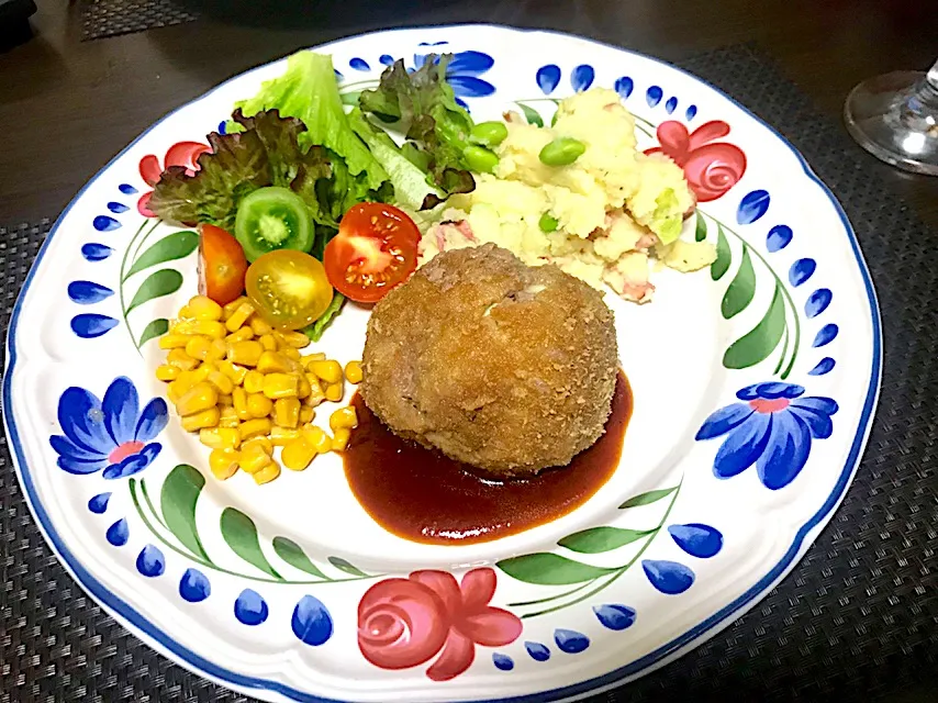 ハンバーグの残りでオーブンで作る揚げないスコッチエッグです。パン粉に油を加えないでフライパンできつね色なるまで煎ってヘルシーに。|ナタママさん