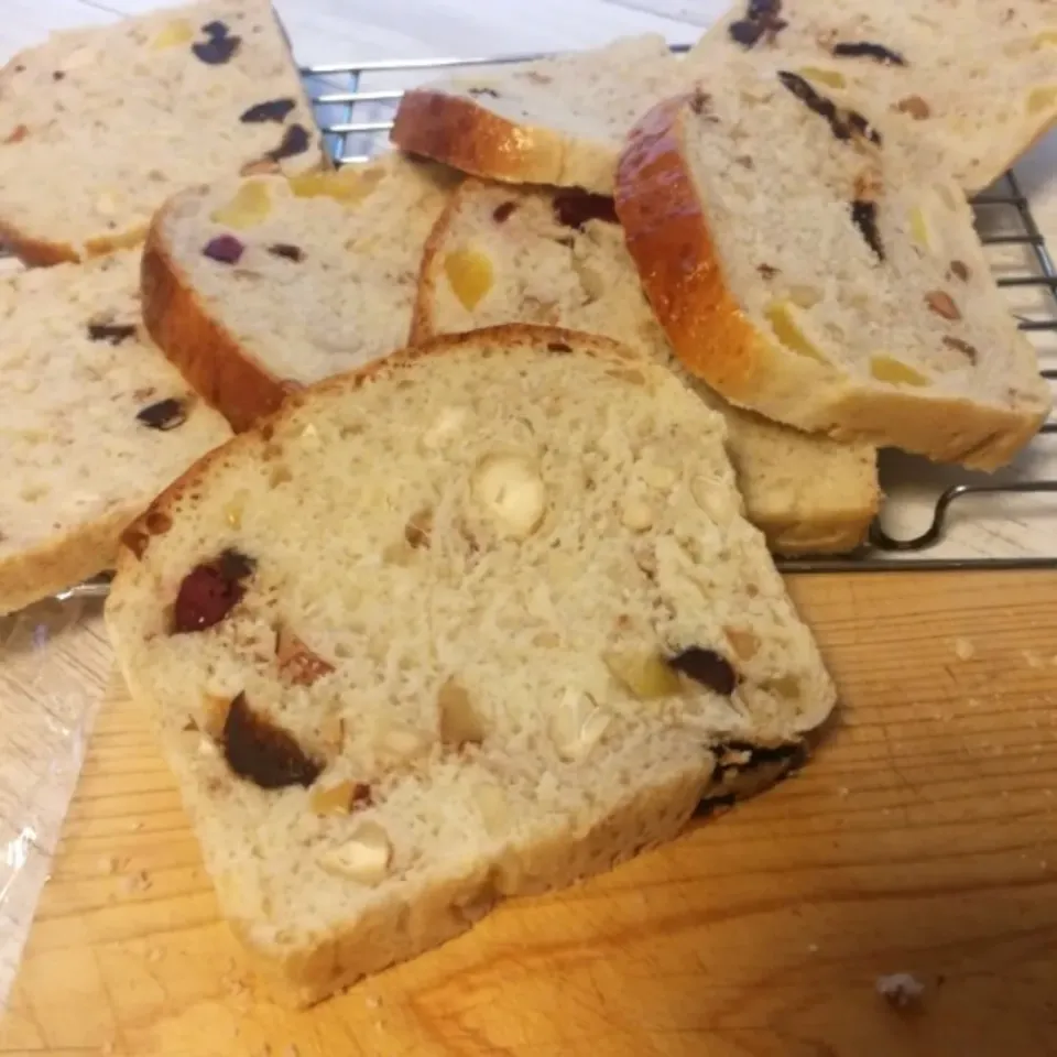 ナッツとドライフルーツ入りの食パン|はるさん