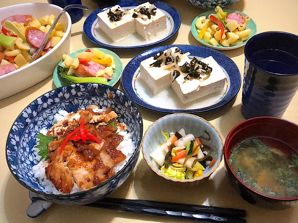 6／10夕食  #晩ごはん 
•鶏照り焼き丼 •旦那さん作のジャーマンサラダ        •冷や奴/ワカメとじゃこと玉ねぎのピリ辛和えのせ •浅漬け •みそ汁|おさんどんさん