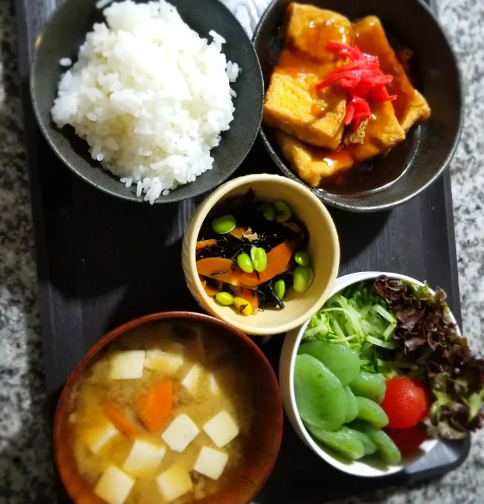 絹あげの甘酢餡掛け
ひじきの煮物
蒟蒻サラダ
味噌汁|あぁちゃんさん