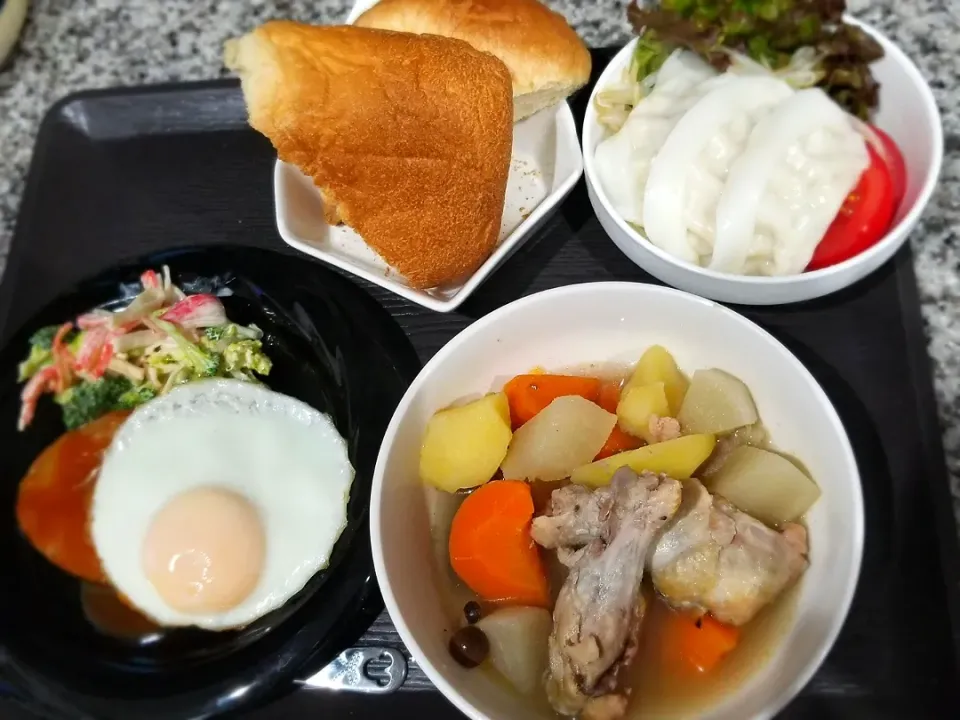 和風だしのポトフ
チキンバーグ
セサミパン
餃子サラダ|あぁちゃんさん