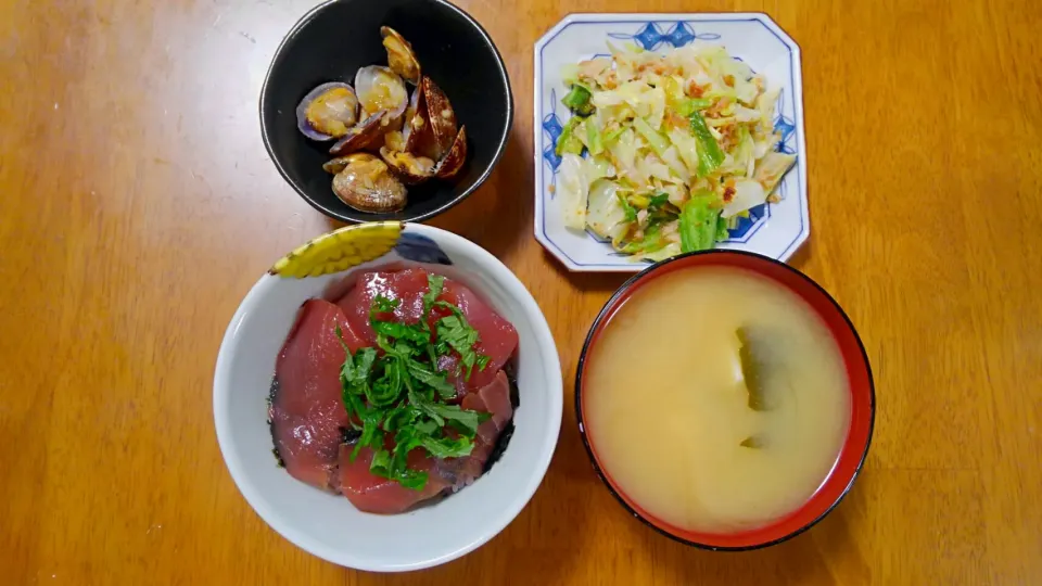 Snapdishの料理写真:６月９日　鮪の漬け丼　キャベツとツナの梅和え　あさりの酒蒸し　豆腐とわかめのお味噌汁|いもこ。さん