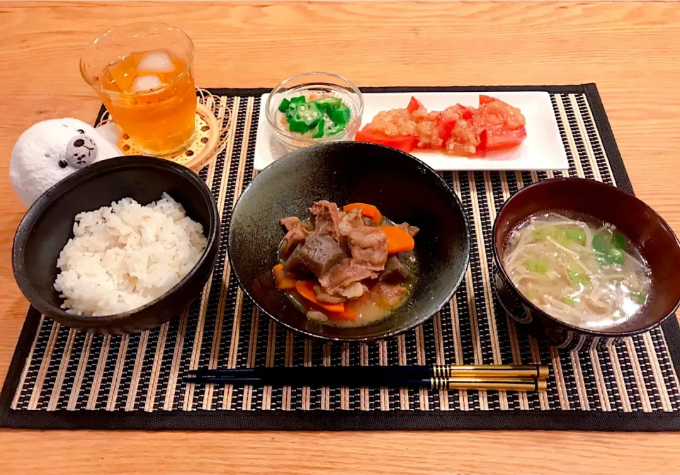 牛すじ煮晩ご飯🐮💕

スープは牛すじの下茹で汁をリメイク✨
トマトに手作り玉ねぎドレッシング🌿|おーやんさん