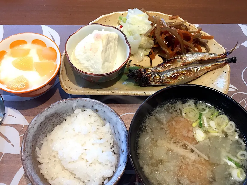 朝ごはん
ざるどうふ、きんぴらごぼう、焼きししゃも、白菜浅漬け、白米、肉団子と大根とえのきの味噌汁、ドライピーチ添えヨーグルト|かよちゃんさん