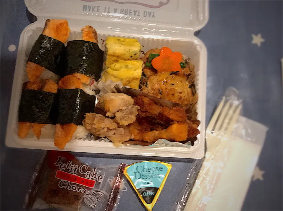 旅行のお弁当🍱子供  車窓のお供   イカ＆鶏の唐揚げ  豆腐ひじき入りハンバーグ  だし巻き青海苔卵焼き  インゲンと人参の煮物  焼き鮭巻き結び  チョコケーキ  クリームチーズデザート|ch＊K*∀o(^^*)♪さん