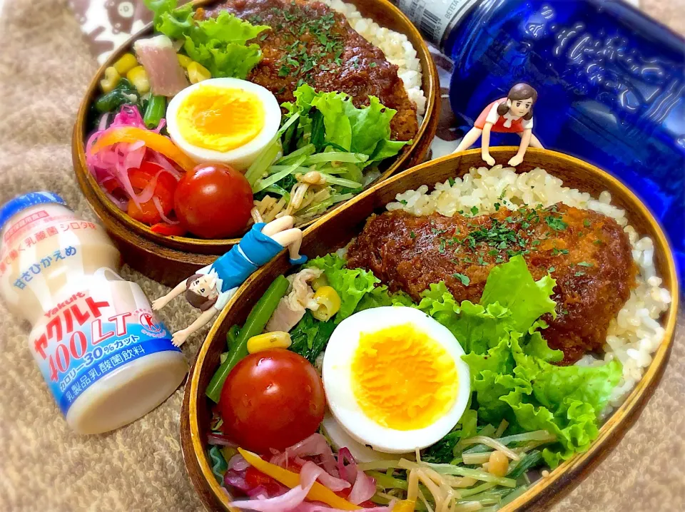 発芽玄米ブレンドご飯🍚&鮭フライのデミソース煮&コーン🌽とベーコン🥓のポパイソテー&茹で玉子&水菜の自家製なめたけ和え&紫玉ねぎとパプリカのマリネ&サニーレタス&プチトマト🍅の夫婦お弁当♪

 #弁当  #フチ子  #鮭フライ #デミソース煮 #自家栽培野菜|桃実さん