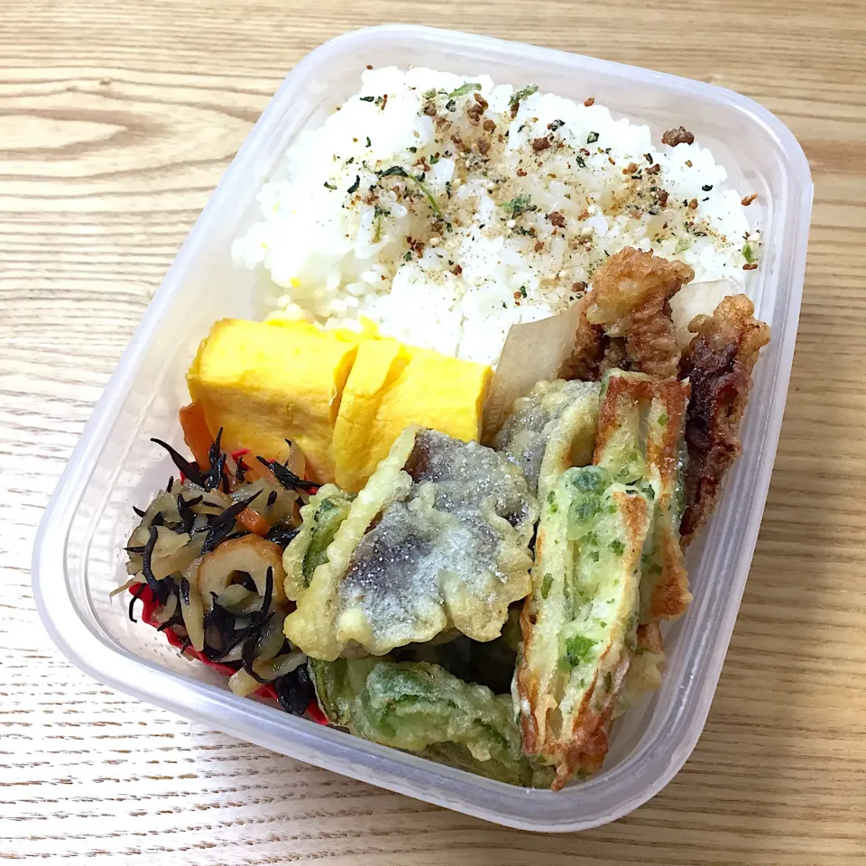 火曜日の旦那さんのお弁当☺︎ #お弁当記録  #カニカマ入り玉子焼き  #ひじきの煮物  #天ぷら  #天ぷら弁当|むさけんさん