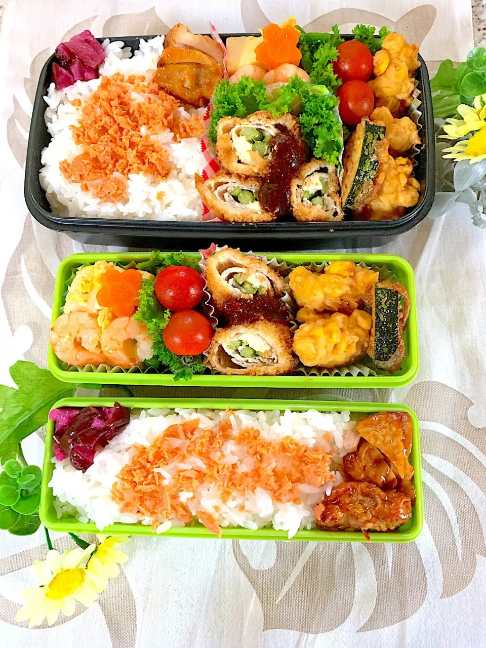 #お弁当   #男子部活お弁当。姉おまけお弁当。  今日のお弁当 豚バラのアスパラ巻きフライ。味噌カツソース作りました。高野豆腐とエビの玉子とじ。コーンのフリッター🌽|yukaさん