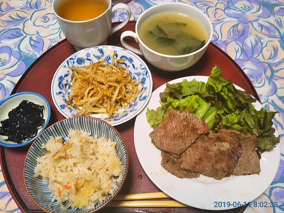 よねばーばの朝ごはん
牛肉ロース、サニーレタス添え
もやしナムル
若芽の味噌汁
炊き込みご飯、紫蘇昆布佃煮
麦茶|yoneばーばさん