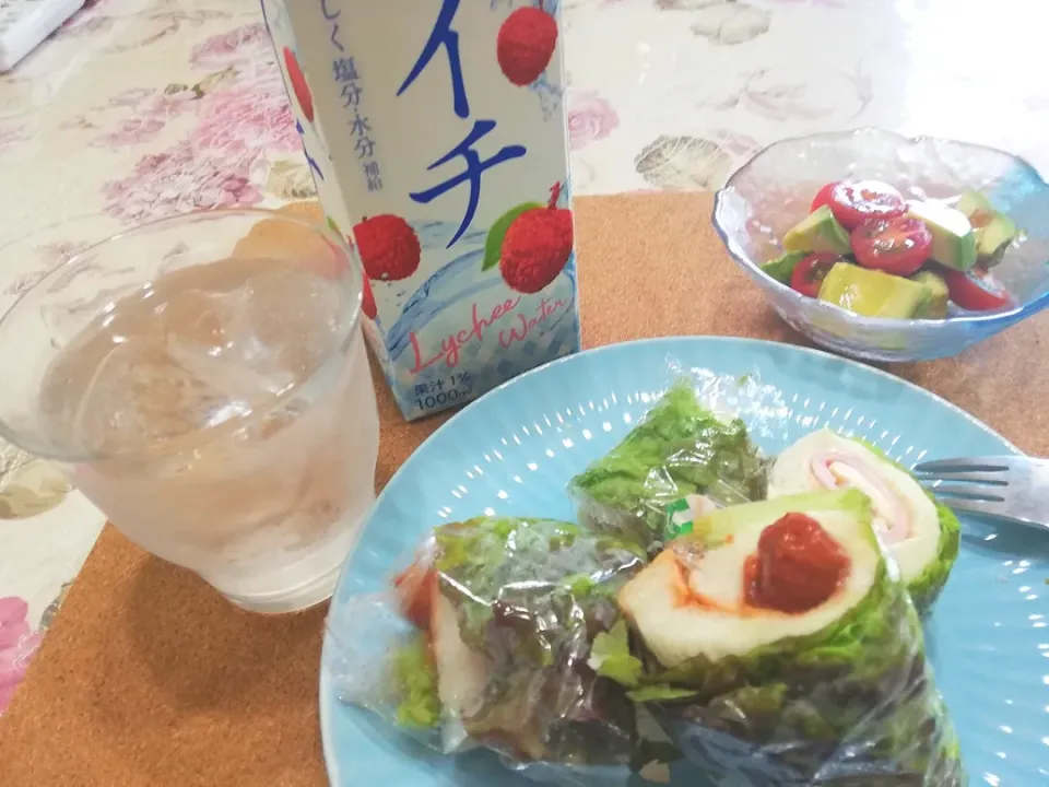 Snapdishの料理写真:令和元年6月11日
レタス巻きロールサンドとウインナーロール、アボカドサラダでブランチ😋|たえさん