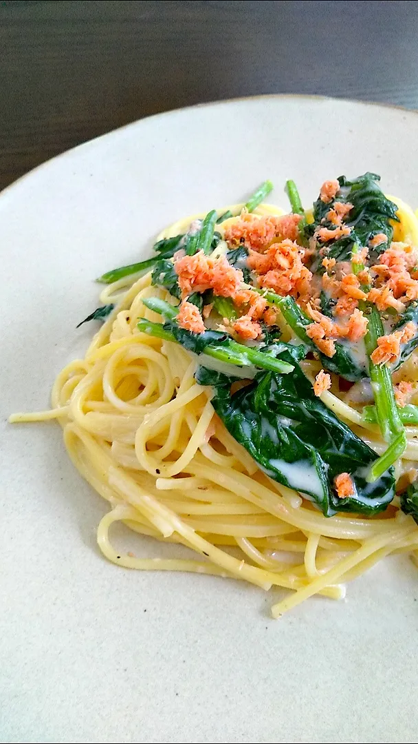 鮭とほうれん草のクリームパスタ🍝|じょうさん