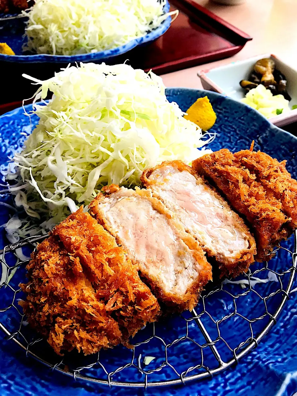 とんかつ庄内でランチ。
厚切りロースカツ定食。|ちはるさん