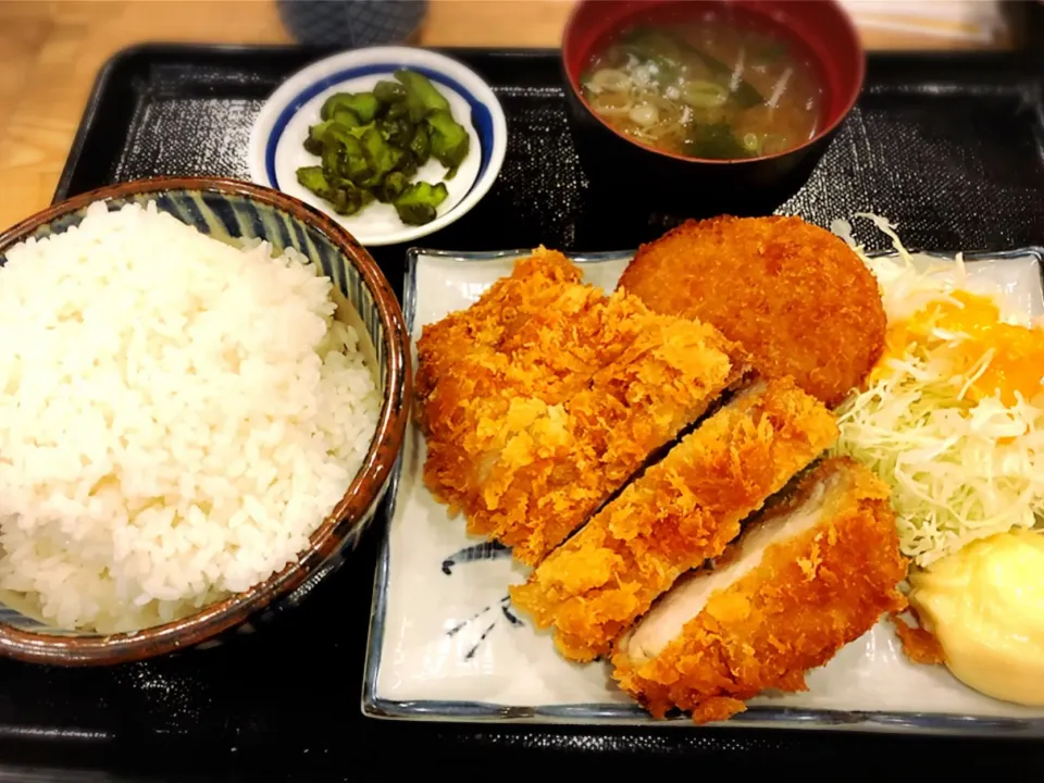 日替り定食（コロチキ定食 横浜コロッケ・チキンカツ） ¥750|Blue Moon Caféさん