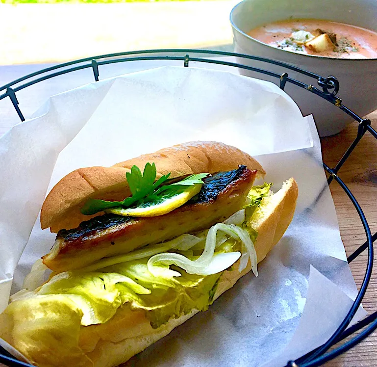 昼ごはん☀️☀️☀️
サバサンド🐟とトマトクリームスープ🍅|ぽんたさん