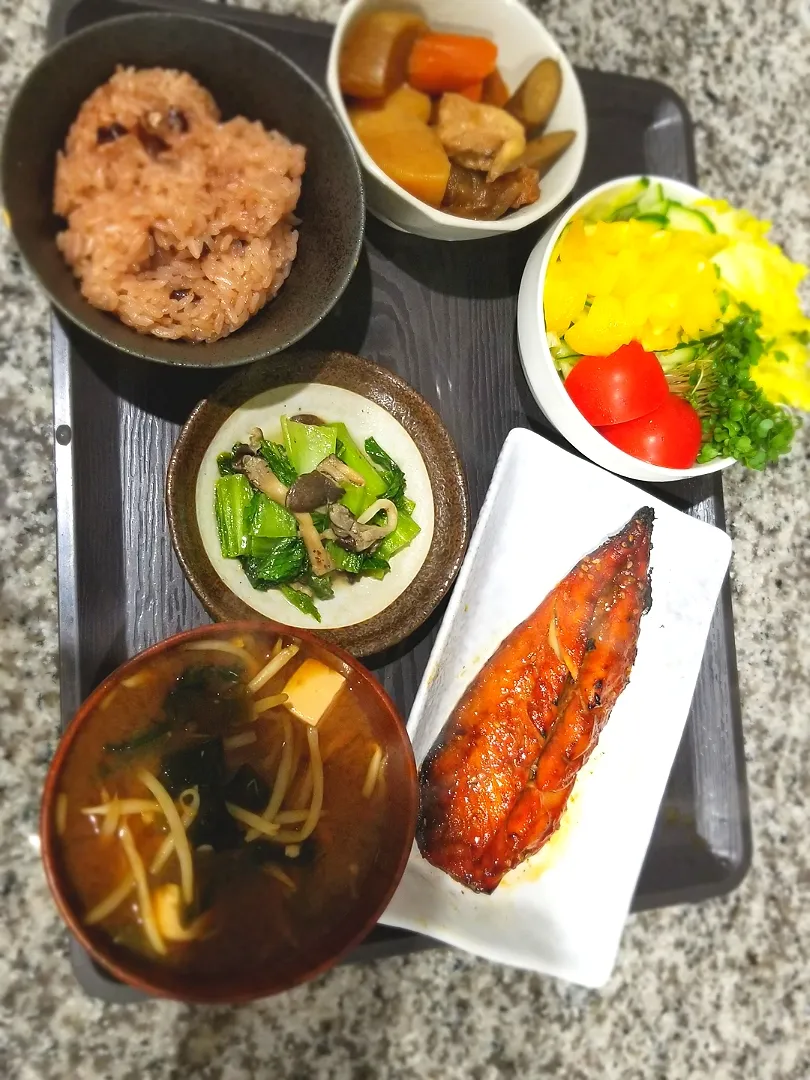 さばのみりん干し
煮物
サラダ
小松菜と茸のピーナッツ和え
味噌汁|あぁちゃんさん