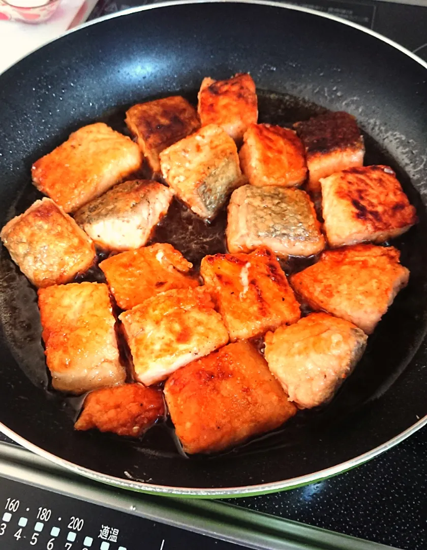 鮭の照り焼きでござる🤗

やっと、夕飯の準備と明日のお弁当の準備ができましたぁ～🎵

今日は、お魚～明日は、お肉～しかも家族みんながダイエット中だから、この他に、もやしとツナのナムル・辛子キュウリ漬け・ブロッコリー🥦レンチンして～お料理満喫🤪|まちまちさん