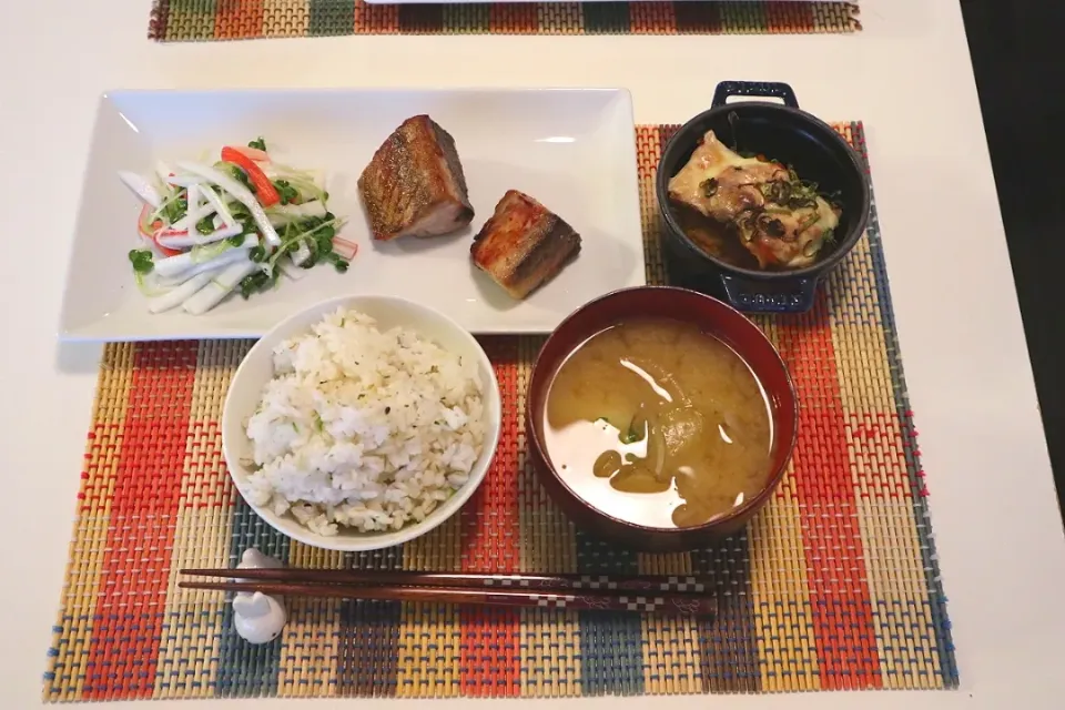 今日の夕食 かつおの唐揚げ、大根サラダ、厚揚げのキムチチーズ焼き、麦ご飯、じゃがいもと玉ねぎの味噌汁|pinknari🐰🌈さん