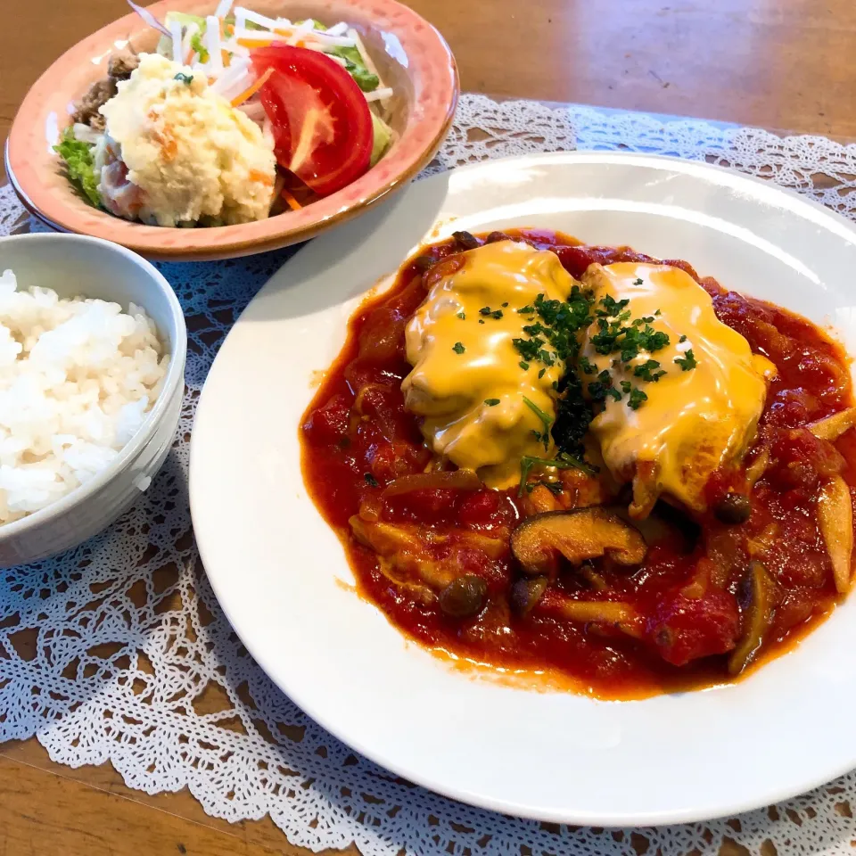 きょうの夜ごはん#母の手料理#チキンのトマト煮#サラダ#実家ごはん|ゆかｕさん