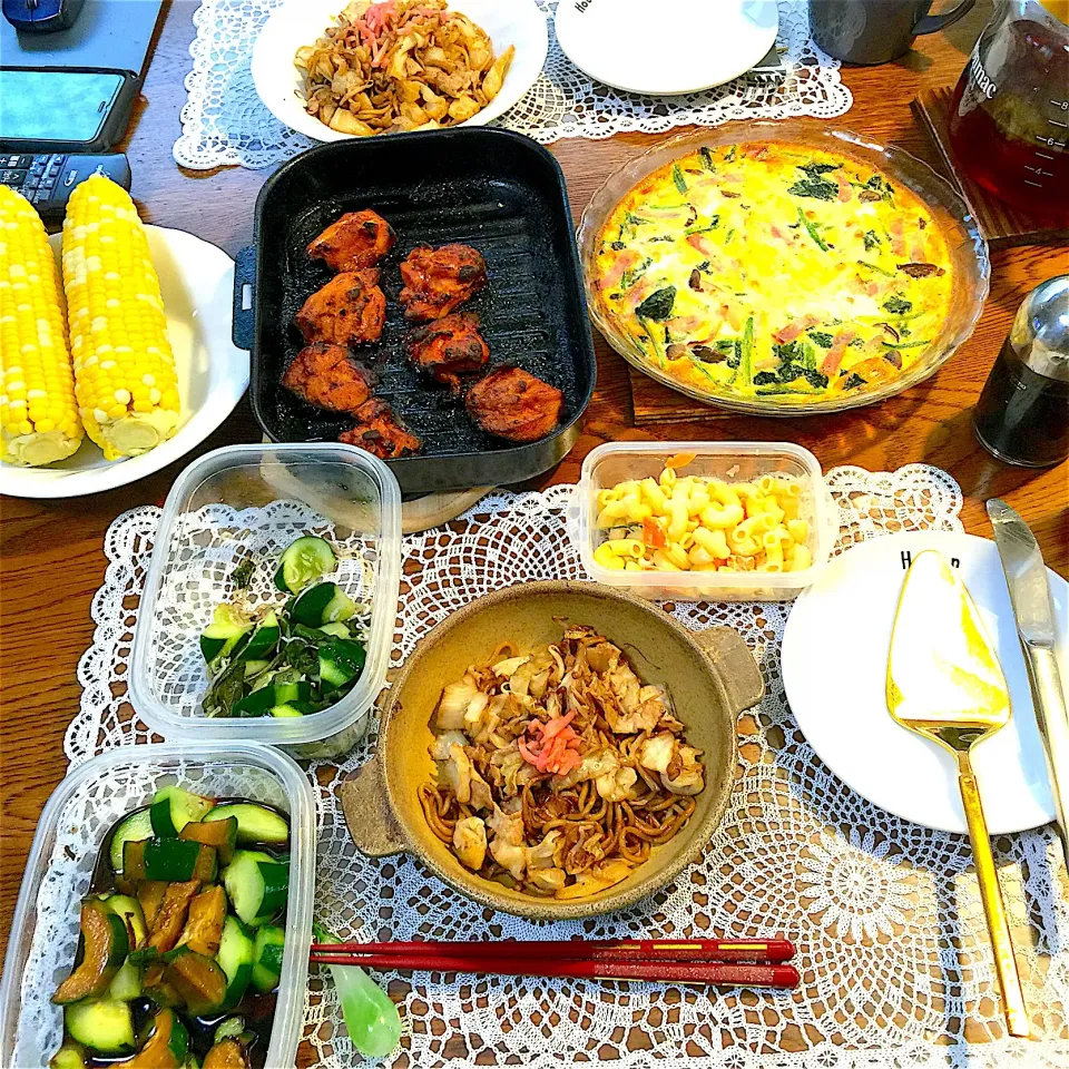 ほうれん草ベーコンのキッシュ、焼きそば、
タンドリーチキン、とうもろこし、胡瓜|yakinasuさん