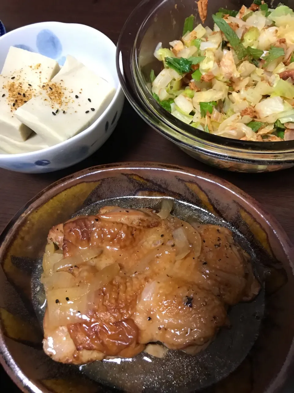 Snapdishの料理写真:6月11日晩ご飯。コストコで購入したチキンステーキ、高野豆腐、キャベツとツナサラダ、お味噌汁。|あやさん