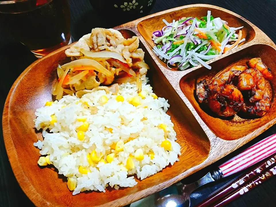 Snapdishの料理写真:バター醤油とうもろこしご飯、豚のしょうが焼き、サラダ、エビの唐揚げ|サトリさん