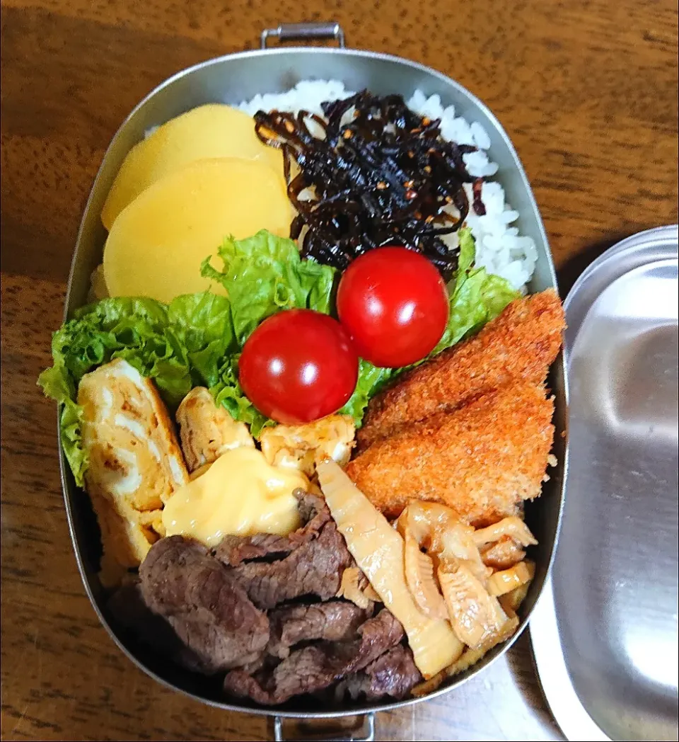 旦那弁当🍱
   コロッケ
   玉子焼き
   牛肉炒め
   まこもだけのメンマ風☺️|miimiさん