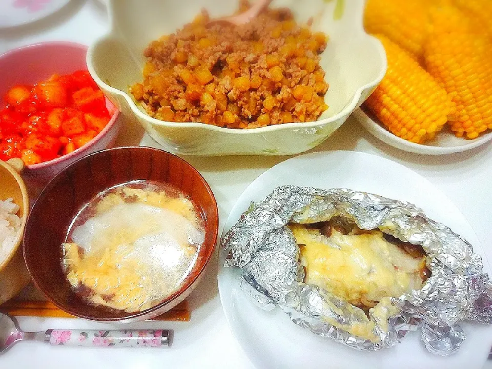 夕食(^ー^)
ひき肉とじゃがいもの甘煮
鱈とシメジのチーズホイル焼き
実家で採れたとうもろこし
カクテキ
海老塩ワンタン|プリン☆さん