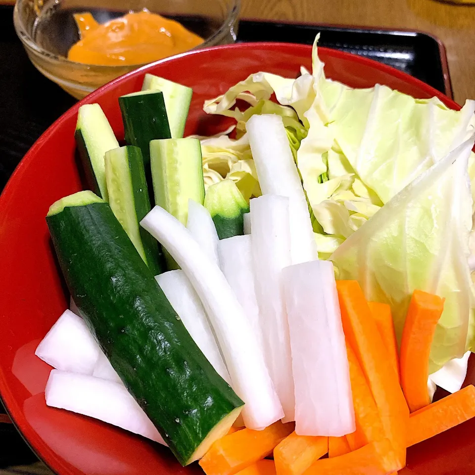 #生キャベツとスティック野菜 ピリ辛味噌マヨディップ|たまさん