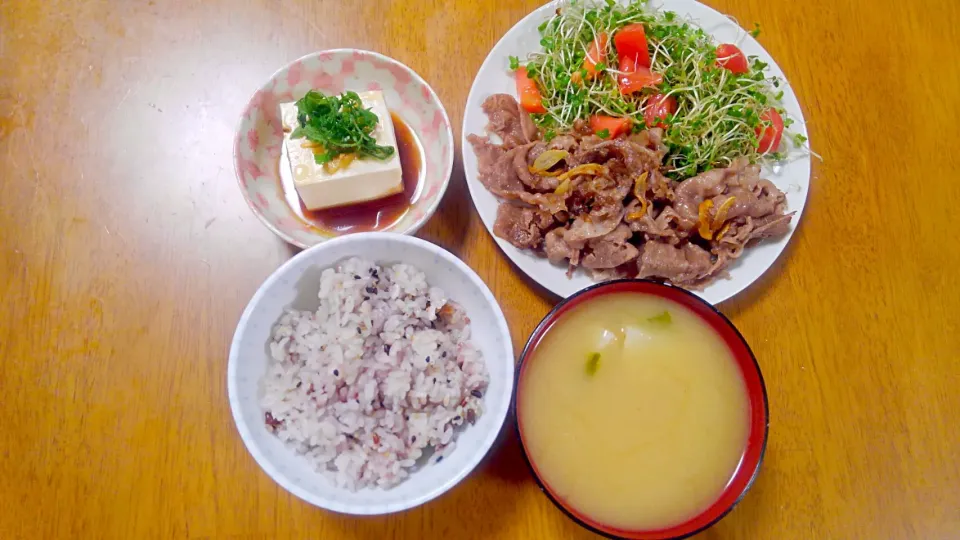 ６月１０日　牛肉のにんにく炒め　サラダ　生姜と大葉の湯豆腐　山芋とあおさのお味噌汁|いもこ。さん