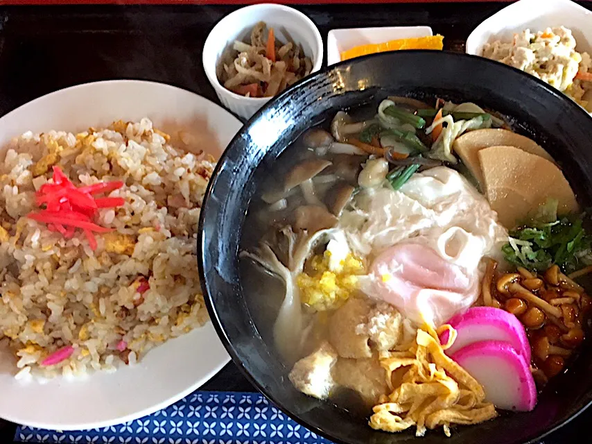 Snapdishの料理写真:常連客のお昼ご飯❤ 〜焼き飯と山菜月見うどん定食〜|かぴかぴさん