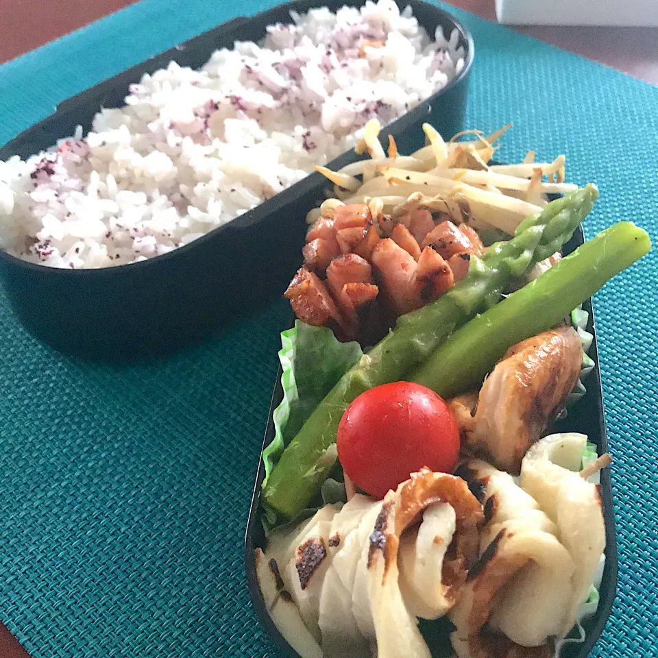 今日のお弁当🍱
ささみの塩麹焼き
アスパラの塩ゆで

痛み防止に炊飯時に
梅干しを一緒に入れて
ご飯を炊きました🍚

肌寒い朝です
今日も気をつけて
いってらっしゃい👋😊|mokoさん