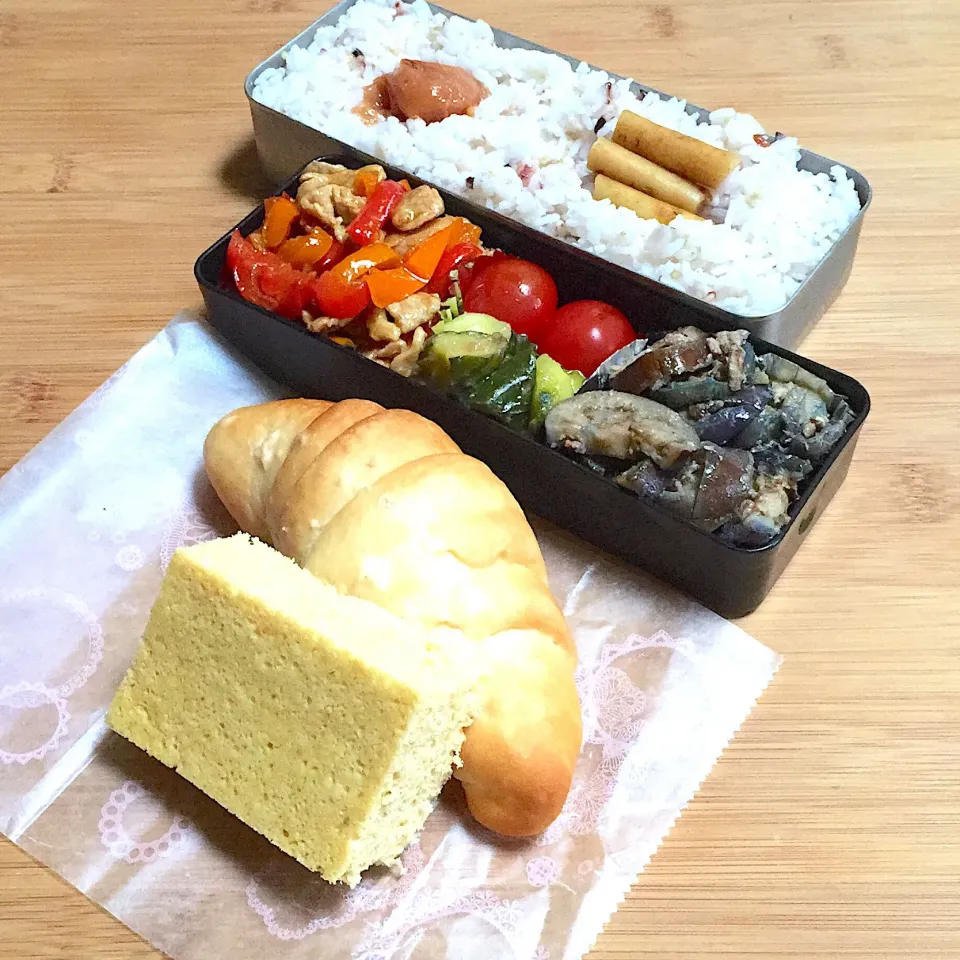 6/12の息子くん弁当🍱
車内用あさごぱん🥖
 #弁当  #あさごぱん  #てづくりパン  #パン  #スポンジケーキ #ケーキ #きな粉 #和スイーツ #塩パン #バター|ままみさん