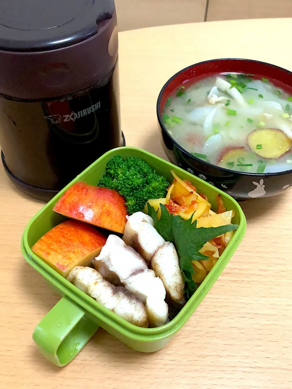 テッポウのバター焼き、桜えびとじゃがいものきんぴら、きのことサツマイモの味噌汁|あるくさん