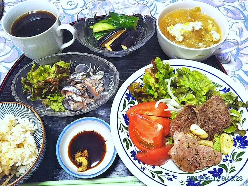 よねばーばの朝ごはん
野菜サラダに焼き肉添え
小鰯の刺し身、
茄子ときゅうりの糠漬け
春雨とレタスの玉子とじ
ご飯、コーヒー|yoneばーばさん