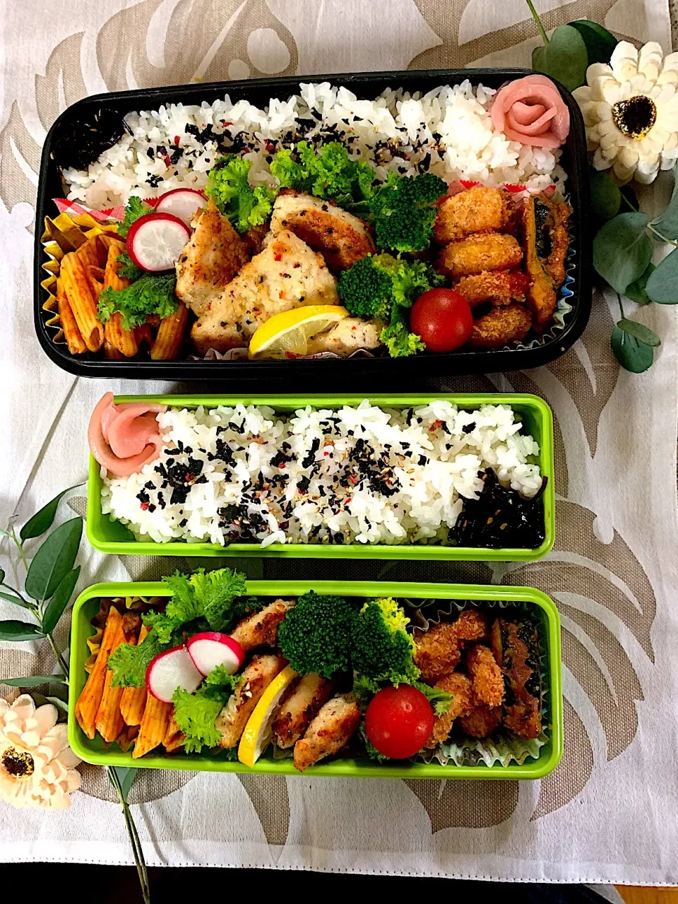 #お弁当 
 #男子部活お弁当。姉おまけお弁当。 
今日のお弁当
ショートパスタのボロネーゼ、チキンのハーブ焼き、ポップコーンシュリンプ。|yukaさん