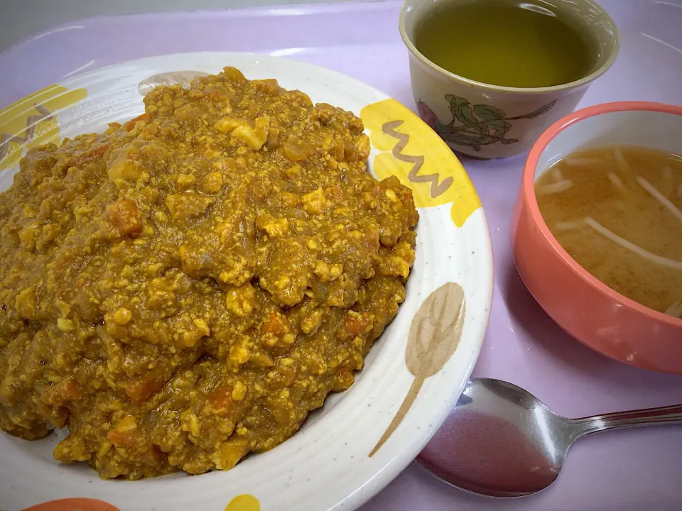 Snapdishの料理写真:今日の社食！豆腐入りヘルシードライカレー...♪*ﾟ|ひーちゃんさん