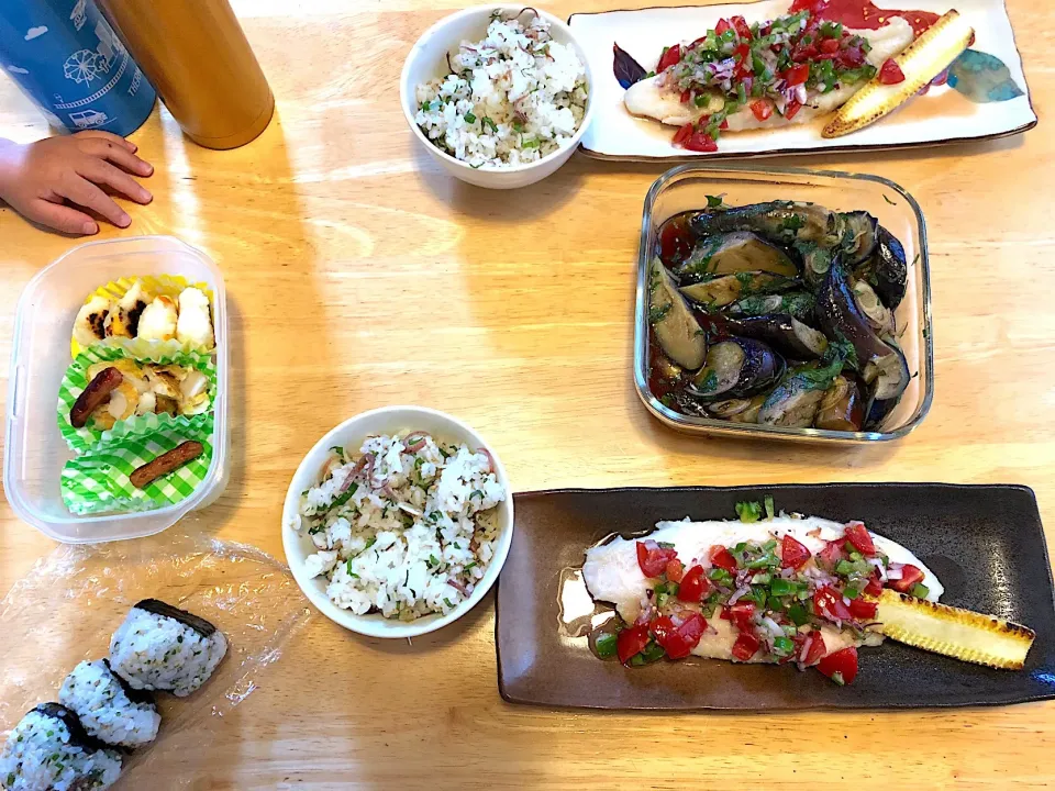 白身魚のサルサソースが なすの揚げ浸し風 みょうが大葉ご飯
子供  ポークビッツ はんぺんバーグ タラピカタ 青のり鰹節ゴマおにぎり|azuさん