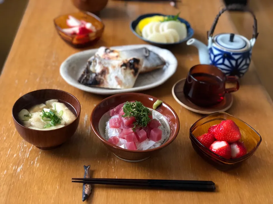 マグロ丼と鰤カマ塩焼き。|Imanaka Yukikoさん