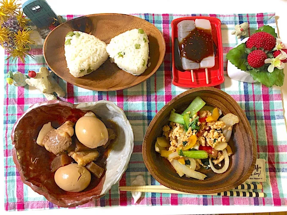 豚の角煮、鶏ひき肉と野菜炒め、こんにゃく田楽、豆ごはんおにぎり|syamさん