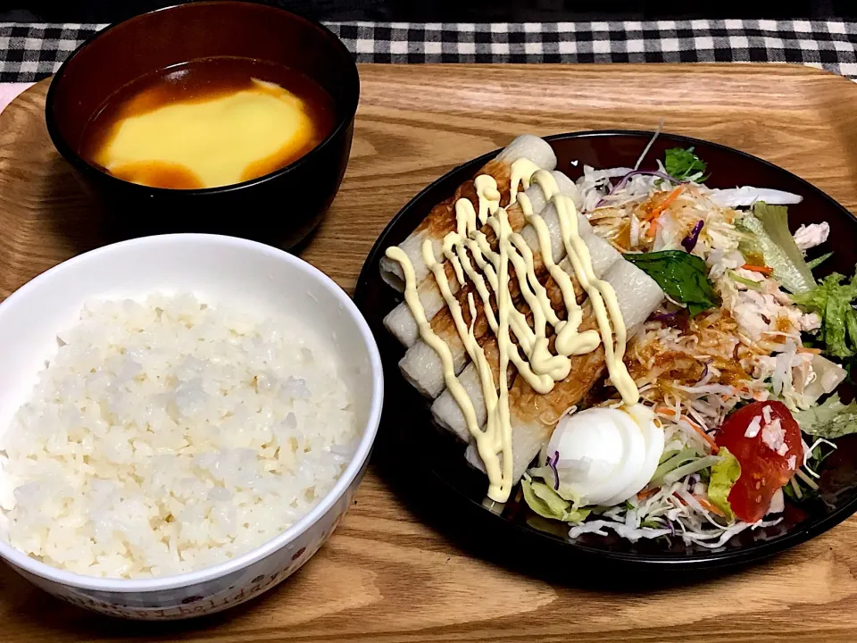 Snapdishの料理写真:今日の夕食
☆蒸し鶏のシャキシャキ野菜サラダ
☆竹輪
☆サラダチキンで簡単チーズタッカルビ|まぁたんさん