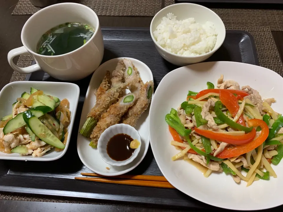 Snapdishの料理写真:頑張らない普通のご飯☆6/12夜ごはん  #夜ご飯  #定食風  #糖質制限中 #1型🔰 ＊チンジャオロース ＊中華クラゲとササミきゅうり ＊肉巻きアスパラ(マヨ豆乳とパン粉揚げ焼き) ＊ごはん     ＊ワカメスープ 食べ物に感謝🙏ご馳走様でした🙏|あきさん