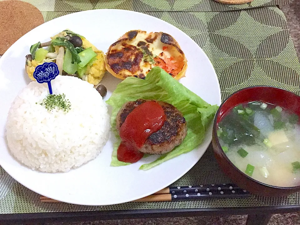 ハンバーグと青梗菜としめじの卵炒め 味噌汁|🐝⋆゜戇惢 🐝⋆゜さん