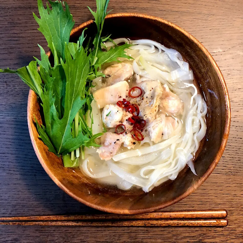 めるぼさんの料理 生春巻きの皮をポキポキ割ってPHO🍲♪

鶏もも肉とにんにくで炊くだけチキンストックにナンプラーとピンク塩と白コショウで味付けだけ♪♪

あとは……アジアン香草トッピング♪♪
でめちゃめちゃヽ(ﾟ∀ﾟ)ﾉｳﾏｰ♡な
PHO🍲♪♪|モスグリーンさん