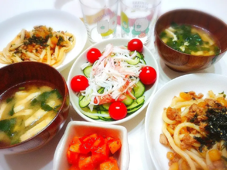 夕食(^ー^)
焼きうどん(昨日のひき肉とじゃがいものリメイク＋韓国海苔)
お味噌汁(ほうれん草、油揚げ)
サラダ(きゅうり、プチトマト、カニカマ)
カクテキ|プリン☆さん