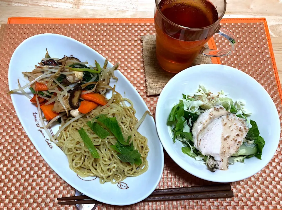 グリーンカレー缶でタイ風焼きそば、サラダチキンサラダ、烏龍茶割りと供に(^ ^)|のんのんさん