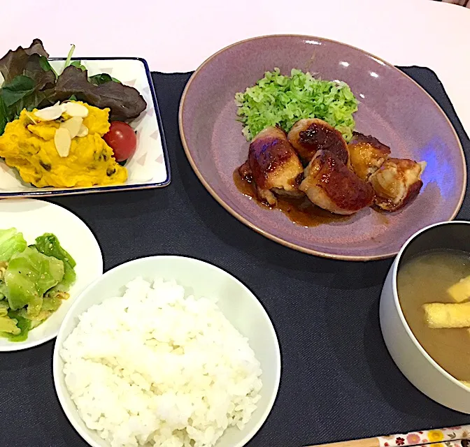 Snapdishの料理写真:#肉巻き玉ねぎの生姜焼き #クリームチーズとレーズンのパンプキンサラダ #わかめと油揚げのお味噌汁|naomiさん