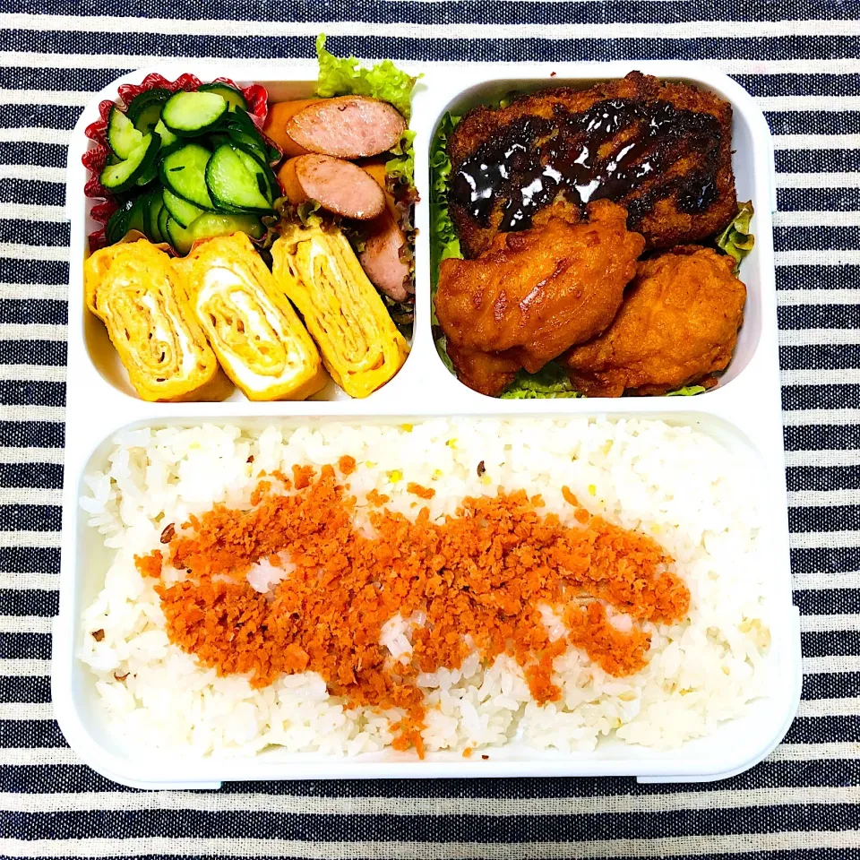 お弁当🍱
#イカ野菜カツ🦑#唐揚げ#卵焼き #きゅうりの浅漬け #ウインナー|ayumiさん