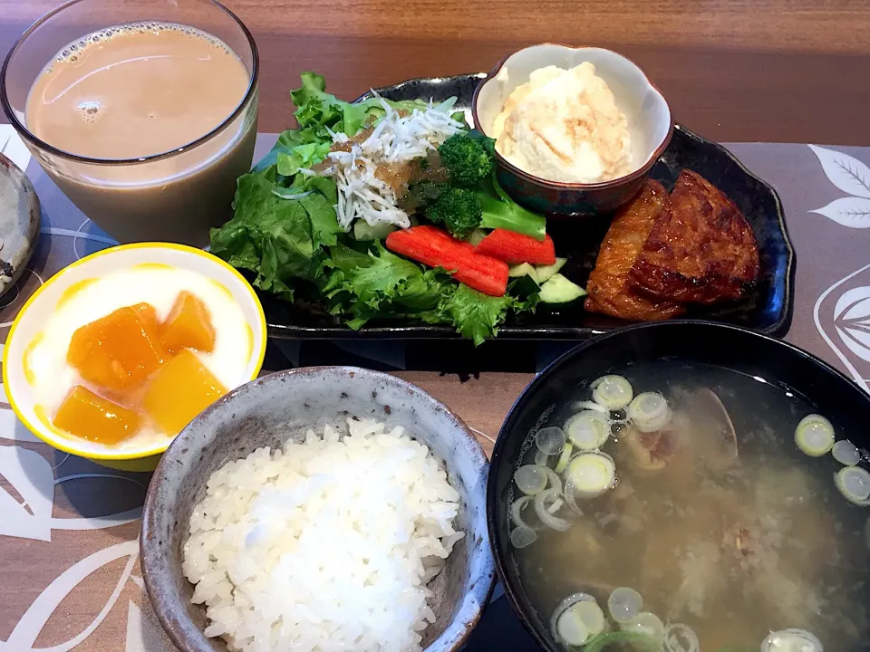 Snapdishの料理写真:朝ごはん
はんぺん付け焼、ざるどうふ、グリーンリーフ、茹でキャベツ、ブロッコリー、シラス、カニカマ、白米、あさりの味噌汁、マンゴー添えヨーグルト、カフェオーレ|かよちゃんさん